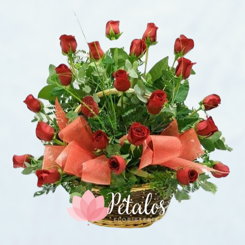 Canasta con 24 rosas